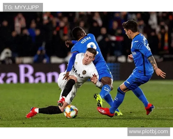 国王杯激战瓦伦西亚迎战巴塞罗那争夺晋级名额的关键之战 国王杯激战瓦伦西亚迎战巴塞罗那争夺晋级名额的关键之战