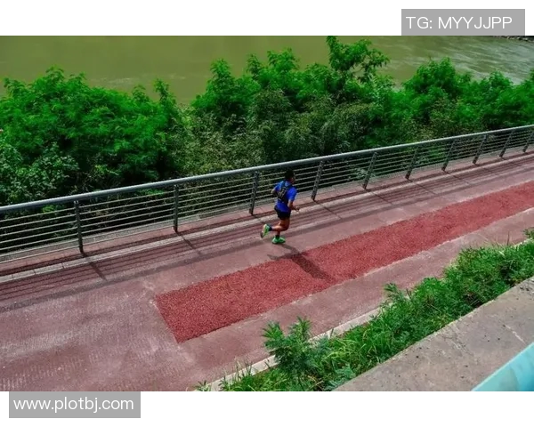 泳池争锋燃激情 激烈赛事点燃水上风采 展现运动员极限挑战